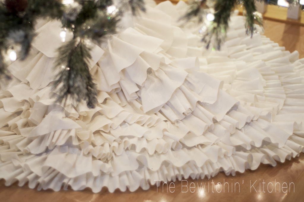 DIY ruffled tree skirt from The Bewitchin Kitchen. This no sew Christmas craft project is so easy!