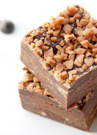 3 minute Chocolate Peanut Butter Fudge with a Crunchy Toffee Topping - this no bake dessert couldn't get any easier! Toss it in the microwave, top with Skor pieces, freeze and you're done! | thebewitchinkitchen.com