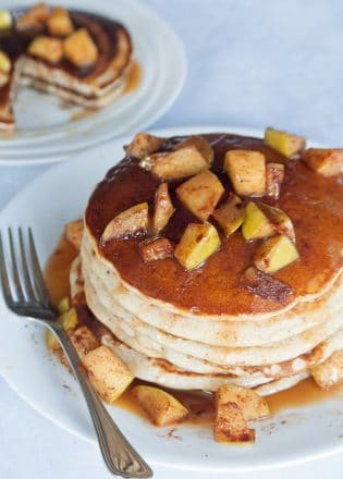 Caramel Apple Blender Pancakes - this is such an easy pancake recipe. This breakfast favorite uses Bisquick, apple sauce, honey greek yogurt, apples, butter and caramel. It's a delicious fall breakfast that can double as a late night dessert. #cookupincredible