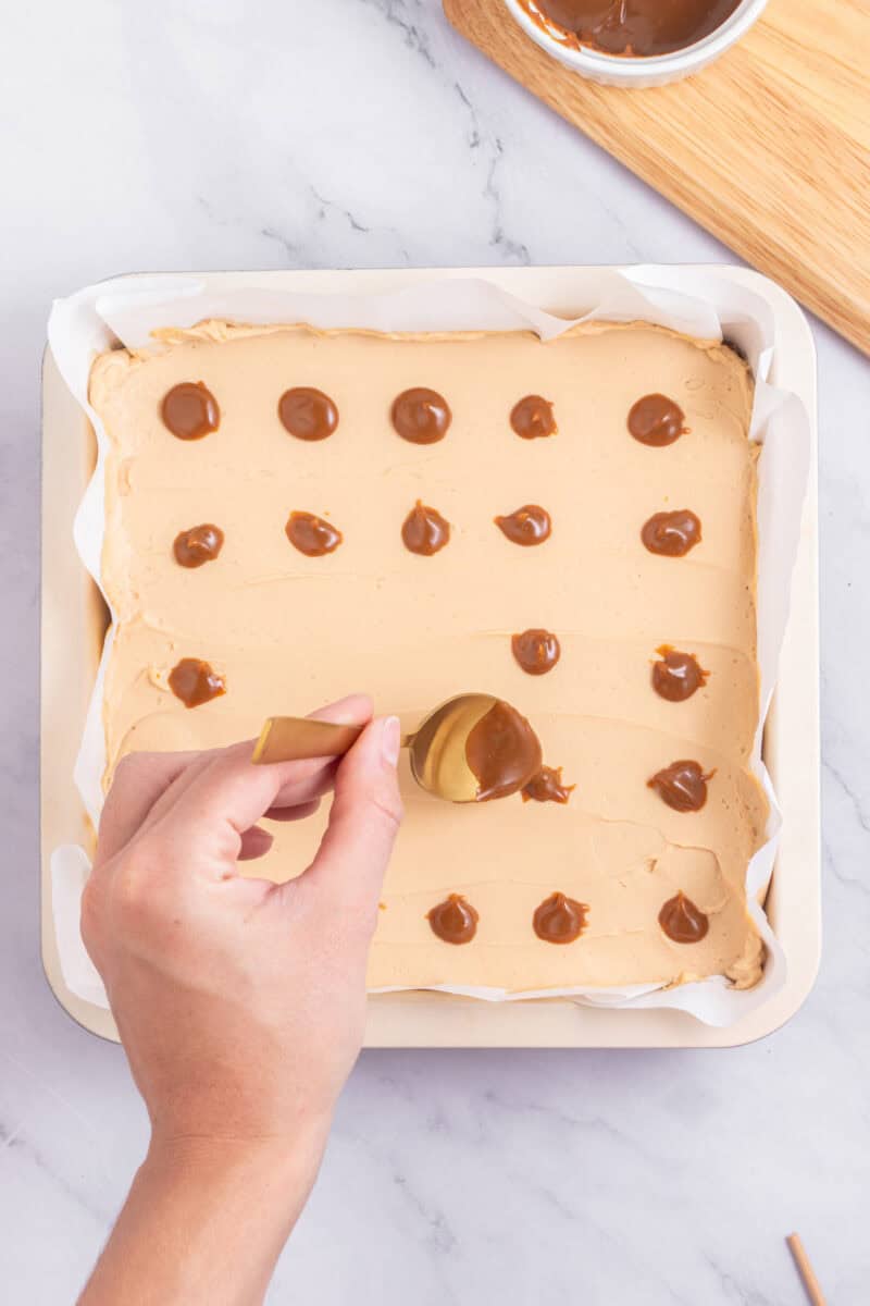 how to swirl the dulce de leche top