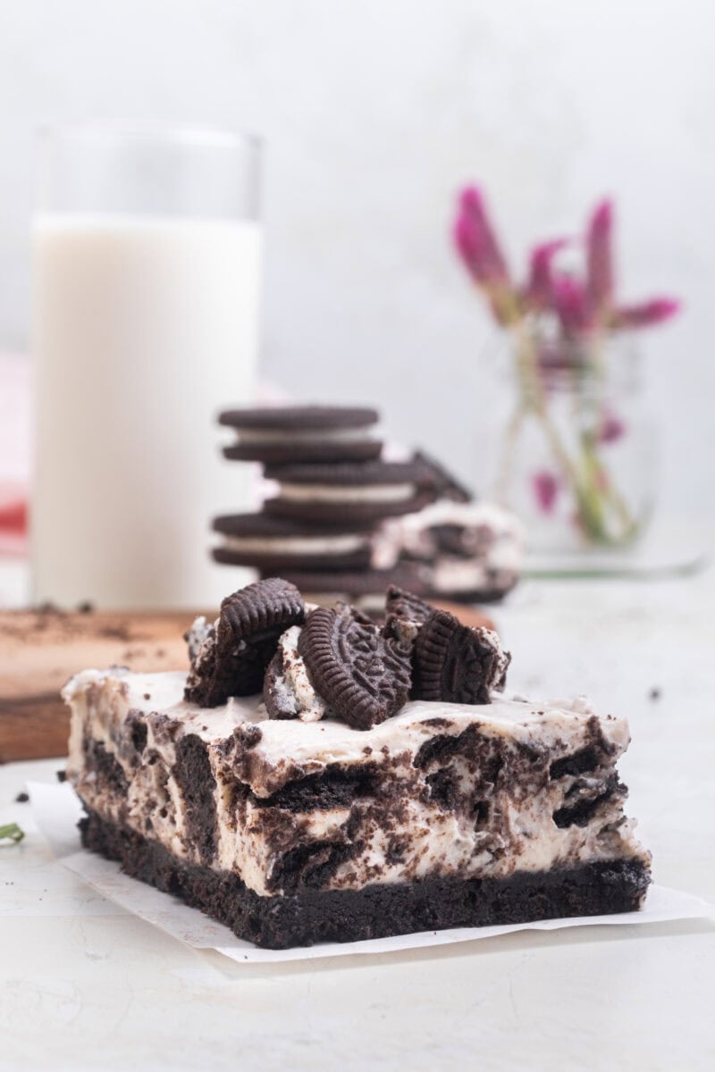 oreo cheesecake with a glass of milk