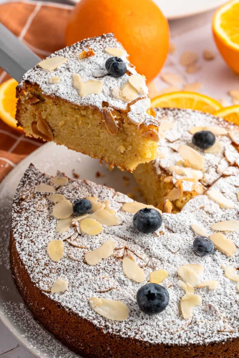 Cutting a slice of cake made with olive oil