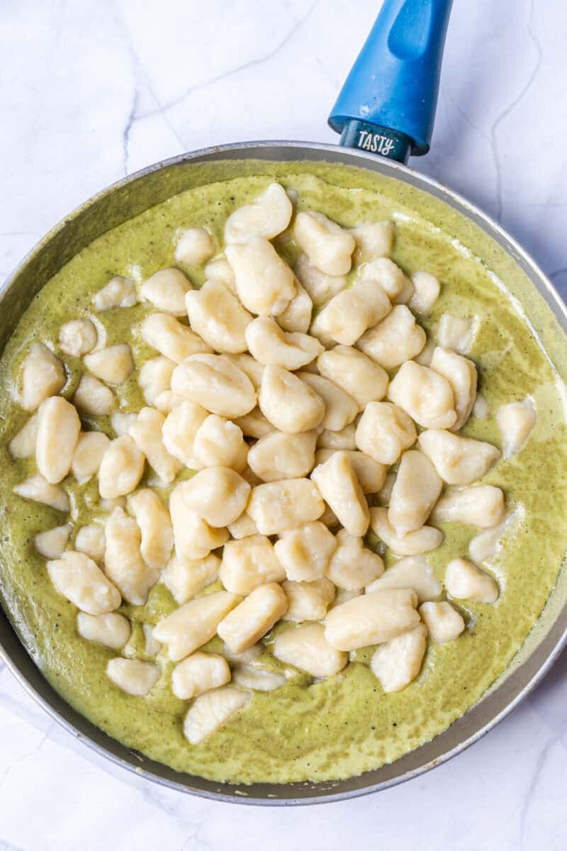 Cooking gnocchi in pesto sauce